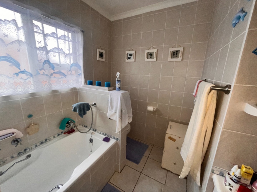 3 Bedroom Property for Sale in Wavecrest Eastern Cape